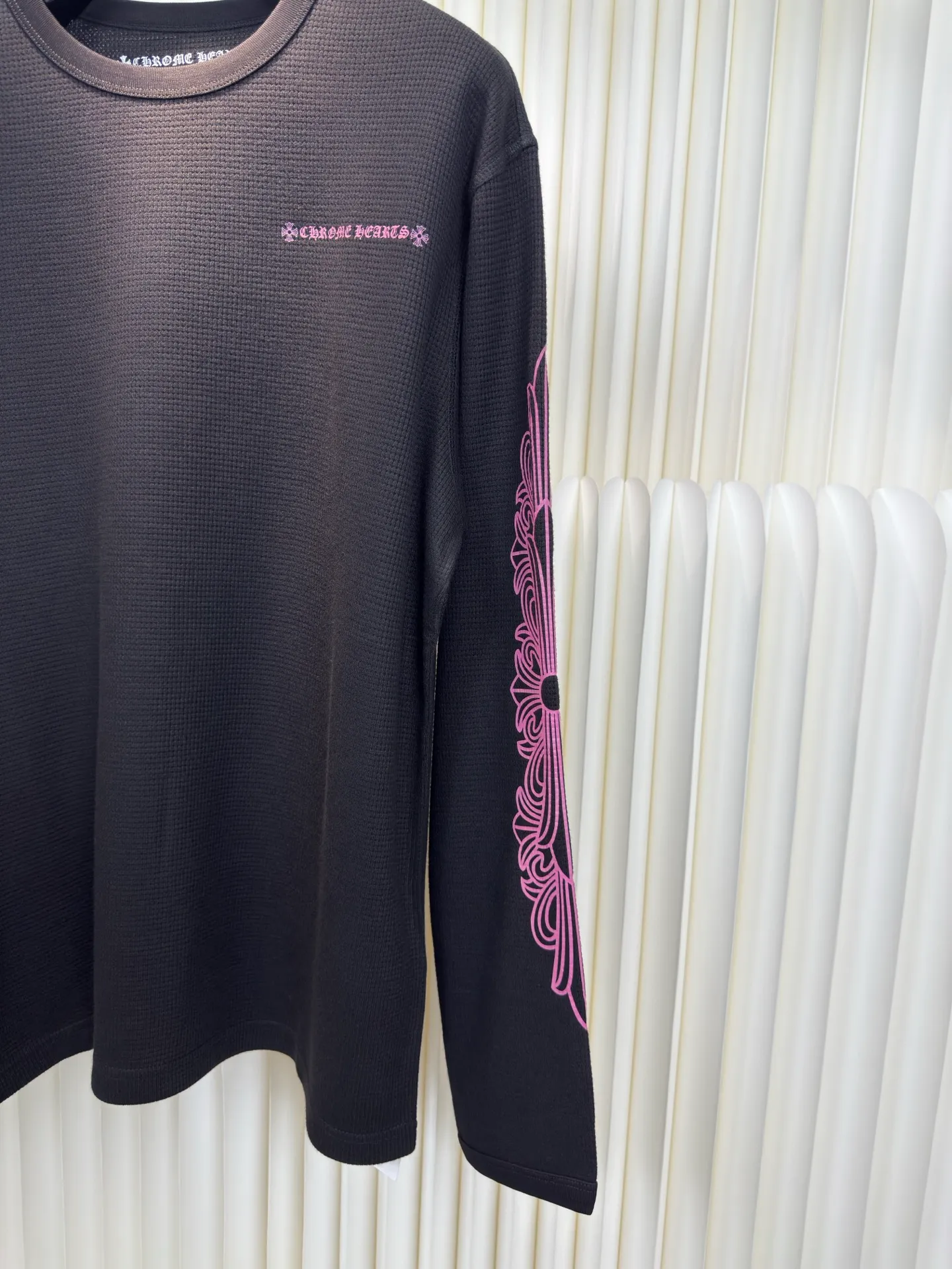 P330 Chrome Heart limited black pink waffle. The fabric is made of 280g cotton waffle double-layer material. The printing is made of high-temperature heat transfer for garments. The embroidery is made of imported Tajima embroidery. Size S M L